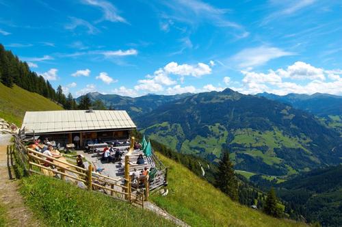 Hoch oben ist die Viehhausalm mit ihrer herrlichen Aussicht eine gern besuchte Einkehrmöglichkeit.