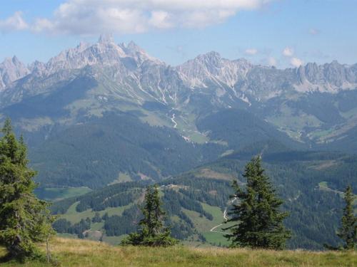 Die Bischofsmütze mit der Aualm und den Hofalmen
