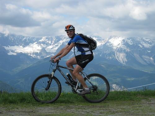 Biken mit Aussicht auf den Dachstein