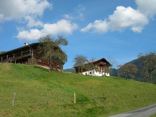 Alte Bauernhäuser entlang der Strecke