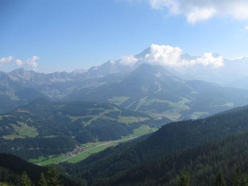 Der erste Blick auf Filzmoos/Neuberg und dem Dachstein in Wolken