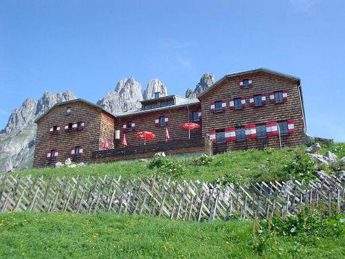 Die Hofpürglhütte bietet ein traumhaftes Panorama auf die Hohen und Niederen 	Tauern sowie die Bischofsmütze