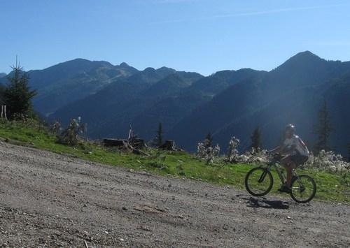 07 – Am höchsten Punkt dieser Etappe (Steinwandweg) in Richtung Schigebiet Zauchensee