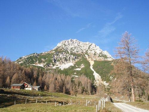 links die Schaidalm mit dem Rötelstein im Hintergrund