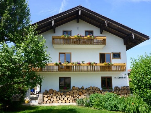 Hausansicht mit Garten