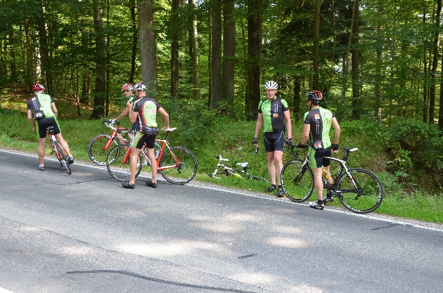 Nach dem Anstieg nach Gräfendorf: Warten auf Mitfahrer.
