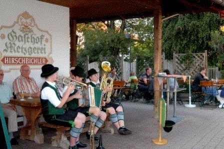 Musik vor dem Gasthof