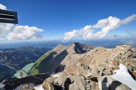 Blick vom Gipfel des Wiesbachhorn hinüber zum Hohen Tenn - eines von vielen Tourenzielen der Hütte