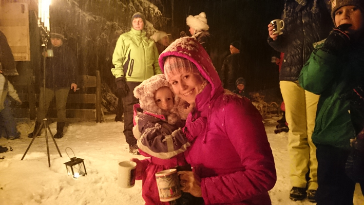 Stärkung bei der Fackelwanderung