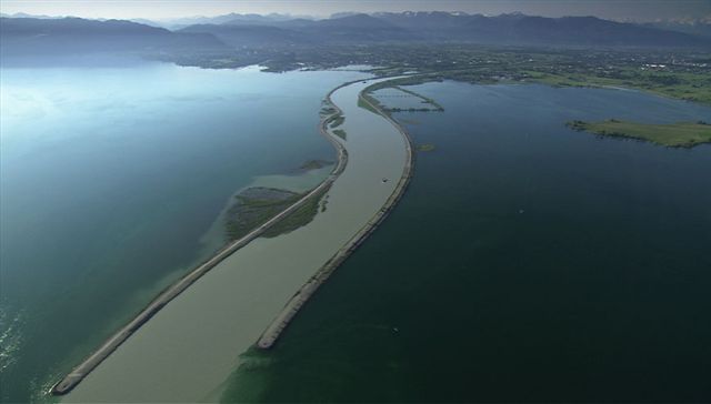 Der Alpenrhein mündet in den Bodensee