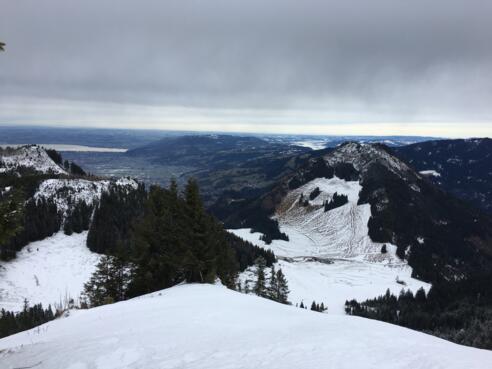 Blick vom Gipfel zum Staufen
