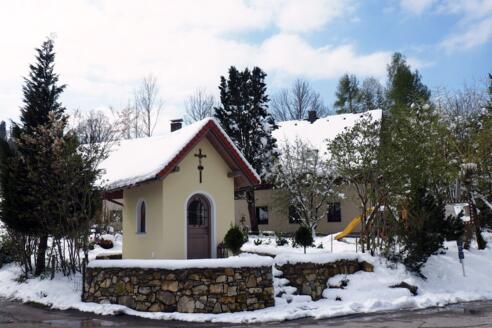 Habingerkreuz 717m im Ort "Dorf"