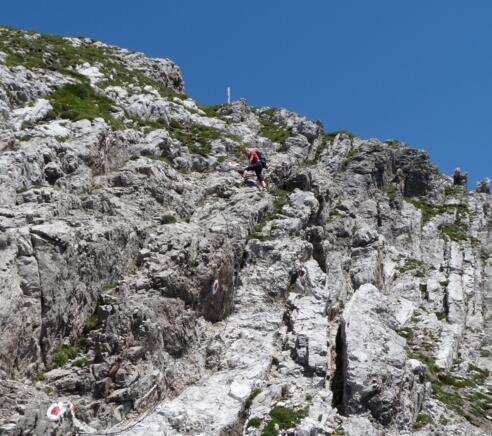 Der Anstieg auf die Kuhlochspitze vom Sattel ist kurz aber ausgesetzt.