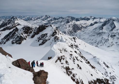 Blick vom Gipfel der Fineilspitze Richtung Nordost, im Hintergrund Sennkogel und Talleitspitze