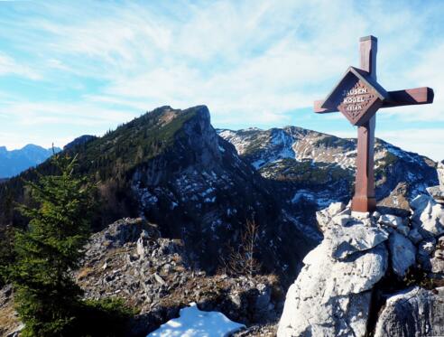 Gipfelkreuz Jausenkogel 1514m mit Schwalbenmauer