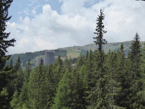 Weg führt am Club Funimation vorbei