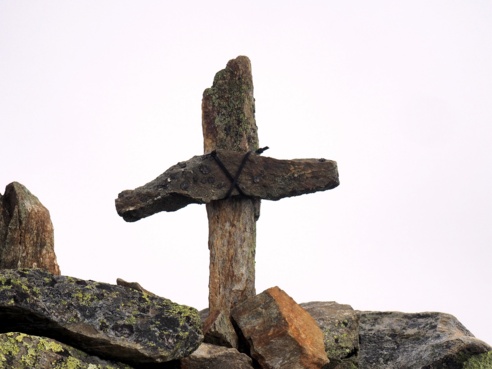 Kieseck 2681m, kleines Gipfelkreuz aus Steinen