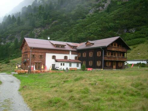 Die Alpenrosenhütte im oberen Zemmgrund.