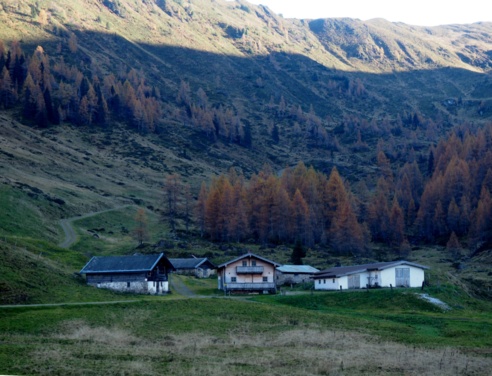 Schöntalalm 1601m noch im Schatten