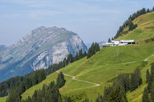 Blick auf Diedamskopfbahn-Mittelstation und Kanisfluh