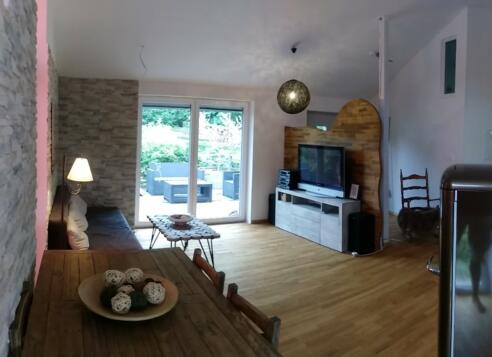 Wohnzimmer mit Blick auf die Terrasse