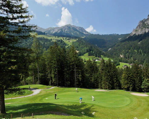 Die Golf-Runde führt vorbei am schön in die Landschaft eingebetteten Golfplatz Brand.