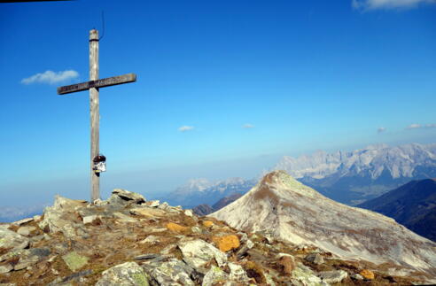 Lung. Kalkspitze 2471m mit Steir. Kalkspitze und Dachstein