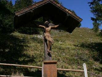 Umrahmt von Nadelbäumen steht dieses schöne Gedenkkreuz bei der Loosbühlealm.