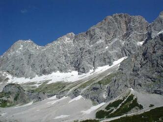 Unterhalb der Dachstein-Südwand wandert man Richtung Tor