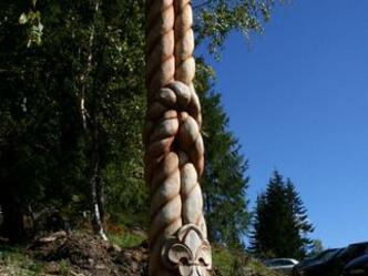 Der Himmelsknoten ist aus Holz geschnitzt.
