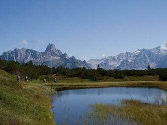 Der Moorsee mit Bischofsmütze und Gosaukamm im Hintergrund