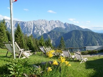 Gemütlichkeit vor der Vorderkaiserfeldenhütte