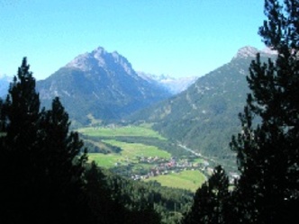 Blick nach Vorderhornbach mit Klimm- und Grubachspitze