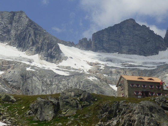 die Richterhütte und im Hintergrund die Reichenspitzgruppe