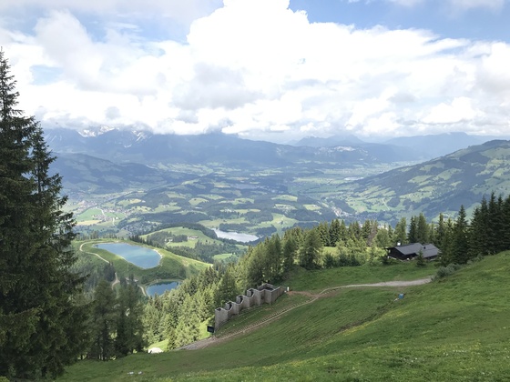 Blick vom Hahnenkamm ins Tal