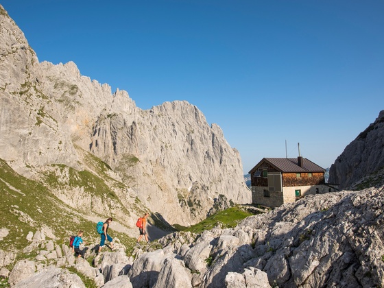 Die Fritz-Pflaum-Hütte inmitten der Gipfel des Kaisergebirges