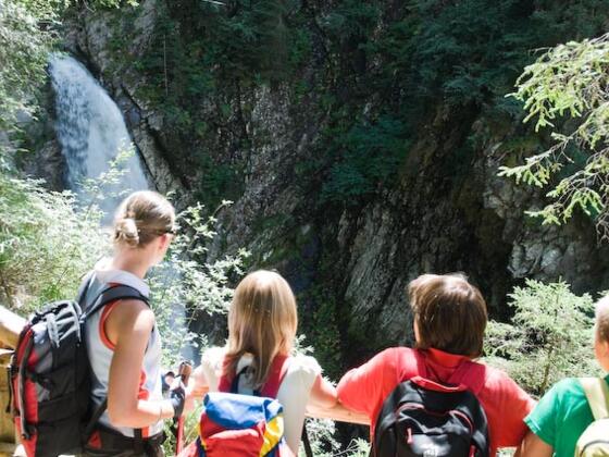 Aussichtskanzel mit Blick auf den Wasserfall