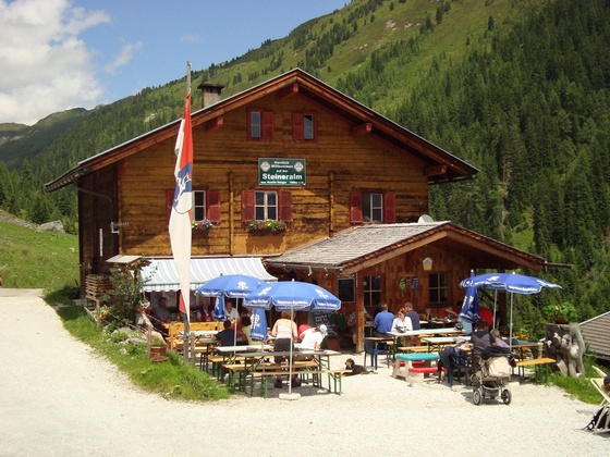 Gemütliche Einkehr auf der Terrasse der Steineralm