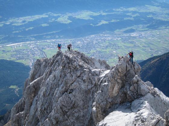Typischer Karwendelfels und ein großartiger Blick ins Inntal.