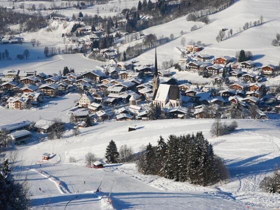 Blick auf das verschneite Maria Alm