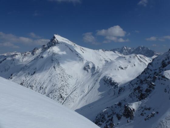Die ganze Pracht der Namloser Wetterspitze im Blickfeld.
