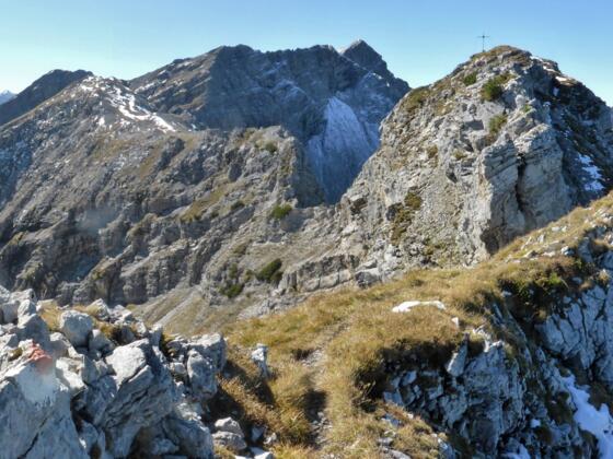 Vorderer Steinkarspitze (Gipfelkreuz) - dahinter Hintere Steinkarspitze und Knittelkarspitze