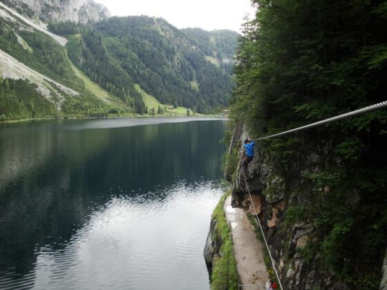 Die Seilbrücke verläuft teilweise direkt über dem Wanderweg.