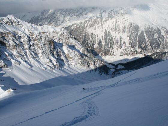 Schier endlos zieht sich der Hang hinunter zum Niedervennjöchl.