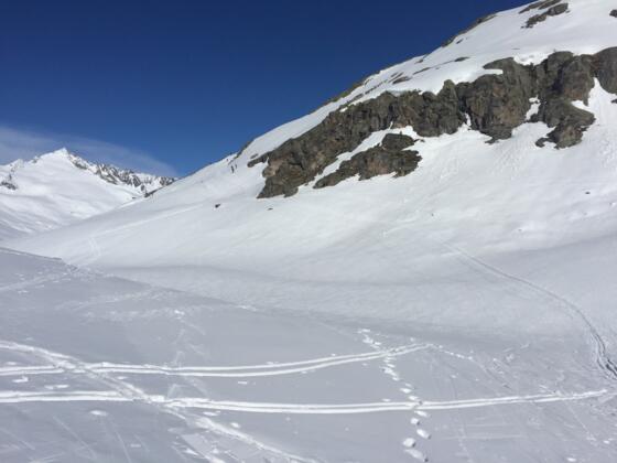 Abfahrt von der Hütte Richtung kleiner See, im Hintergrund die Schlieferspitze