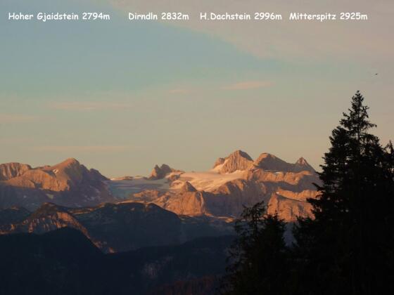 Erste Sonnenstrahlen am Dachstein