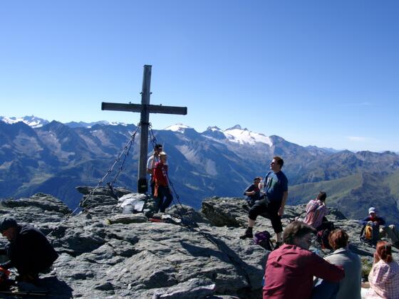 Blick vom Rastkogel nach Süden zum Zillertaler Hauptkamm; Links: Großer Möseler, rechts: Hoher Riffler, Gefrorene Wandspitzen, Olperer