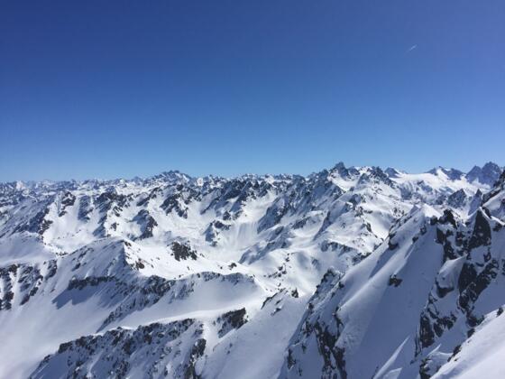 Grandiose Aussicht vom Gipfel auf die Silvretta