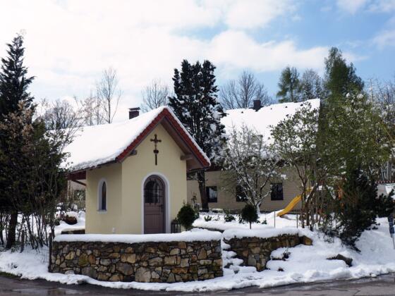 Habingerkreuz 717m im Ort "Dorf"