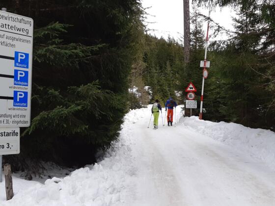 Am Beginn der Straße bzw. Rodelbahn zum Gasthof Loas.